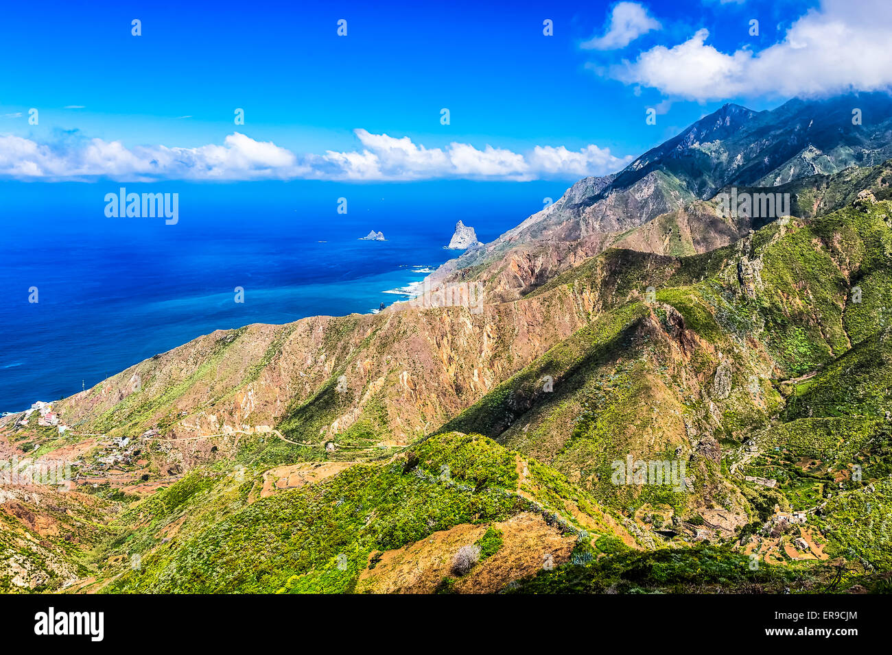 L'autre rive de l'océan Atlantique ou sur la montagne ou le rock et le ciel avec les nuages et l'horizon horizon ou à Tenerife Canary Island Banque D'Images