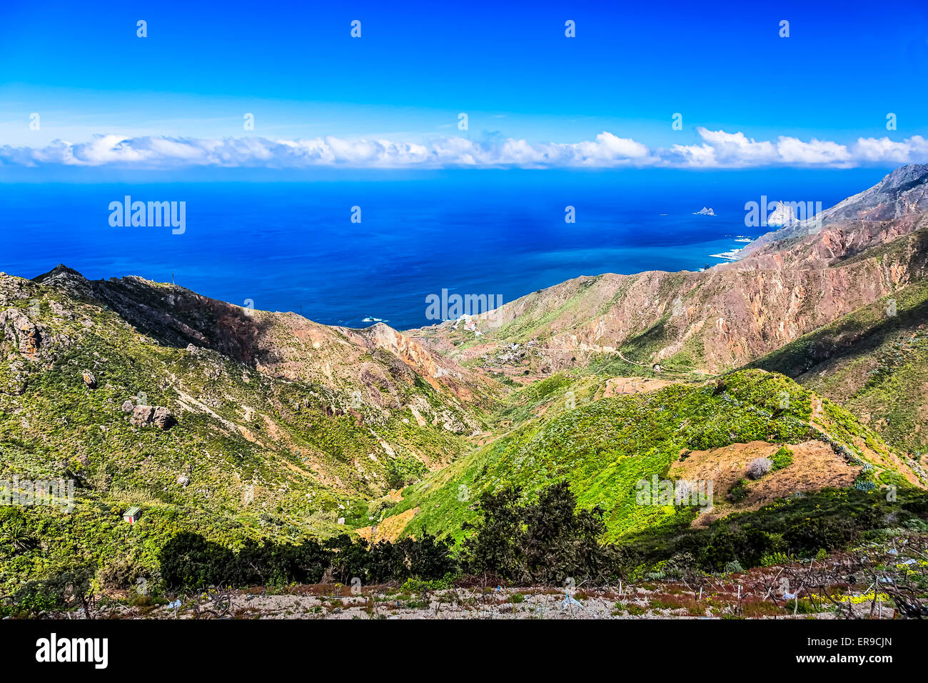 L'autre rive de l'océan Atlantique ou sur la montagne ou le rock et le ciel avec les nuages et la ligne d'horizon dans l'île de Ténérife, Espagne Banque D'Images