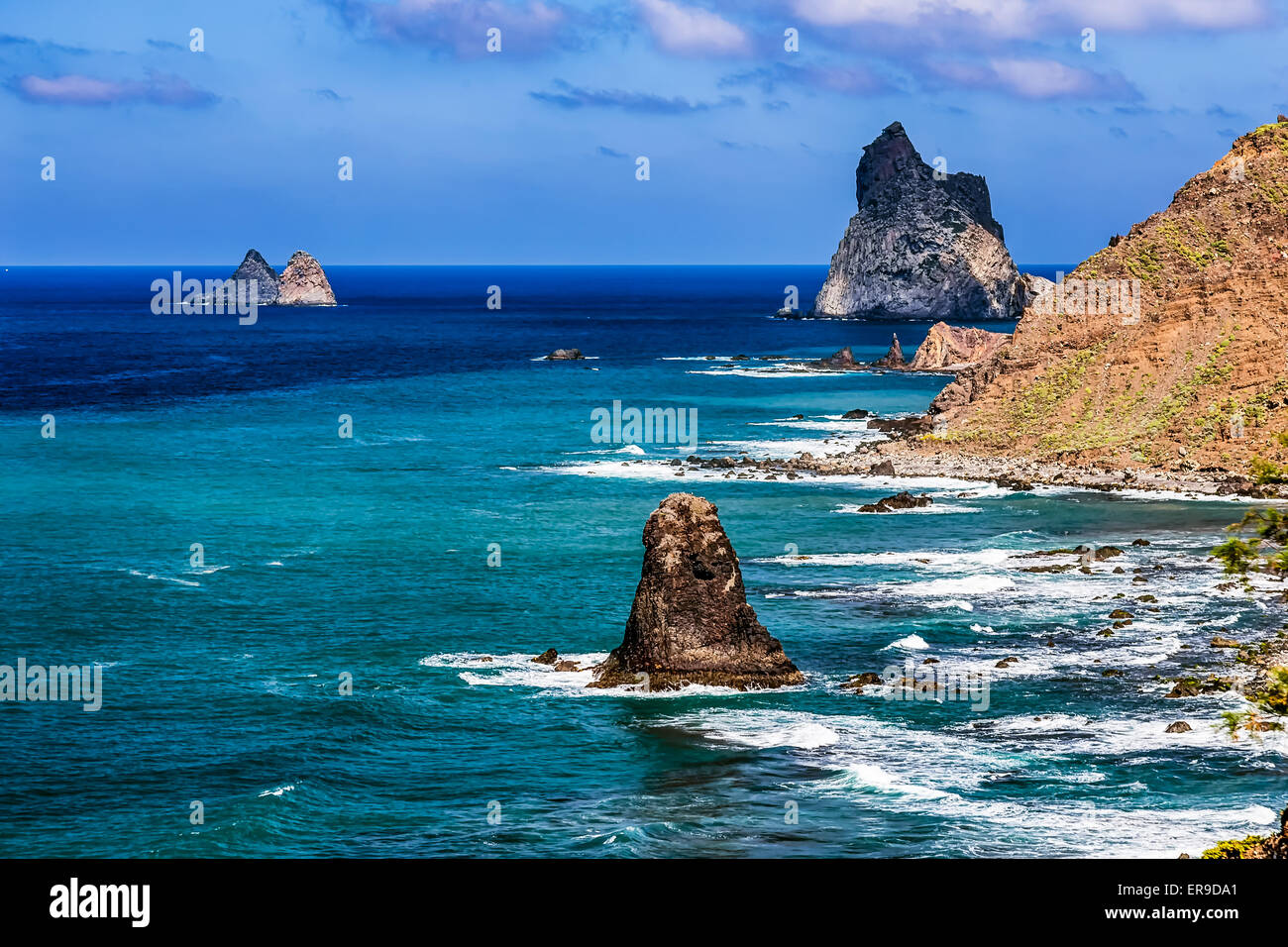 Côte de la pierre ou de la terre avec le rock de l'océan Atlantique et ciel avec nuages et skyline ou horizon paysage dans Tenerife Canary Island Banque D'Images