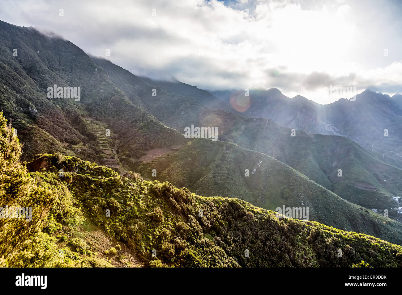 Le vert des montagnes ou rock avec les nuages et le soleil avec la lumière du soleil et rayons de soleil sur sky à Ténérife île des Canaries, Espagne Banque D'Images