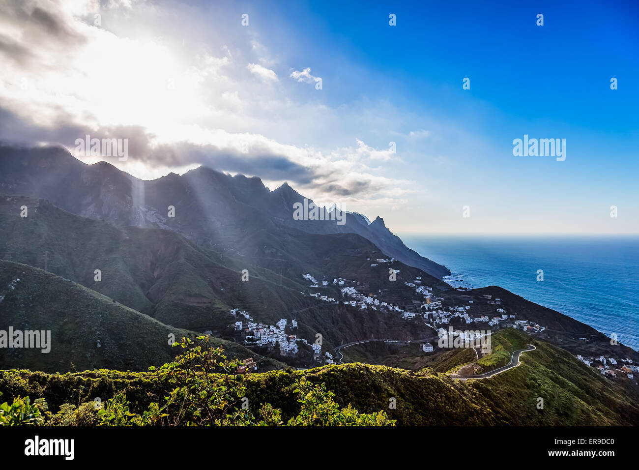 L'autre rive ou de l'océan Atlantique avec green mountain ou rock et ciel bleu avec des nuages et du soleil avec la lumière du soleil et l'horizon Banque D'Images