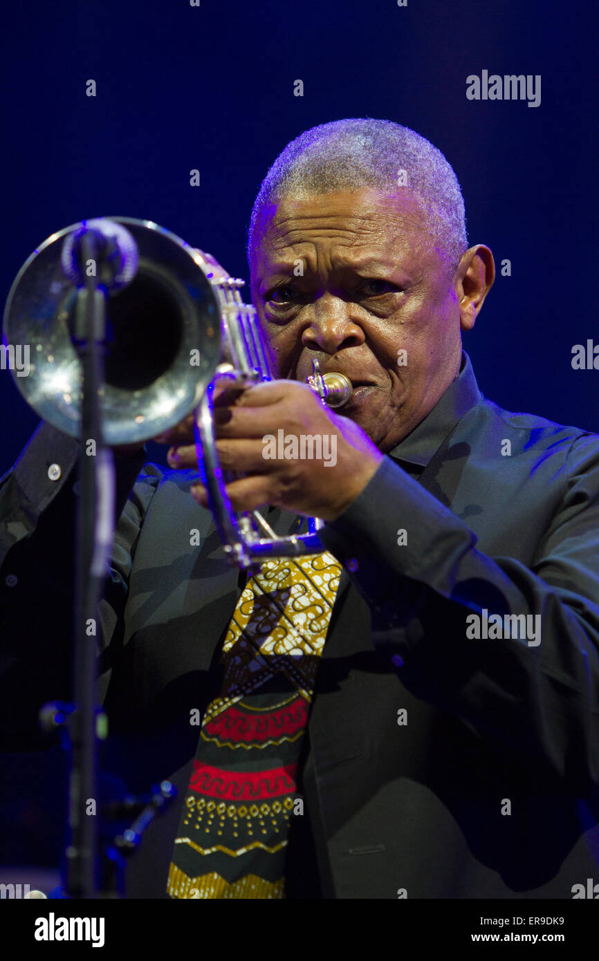 Turin, Italie, le 29 mai 2015. Trompettiste de jazz sud-africain Hugh Masekela en concert au Festival de Jazz de Turin Banque D'Images
