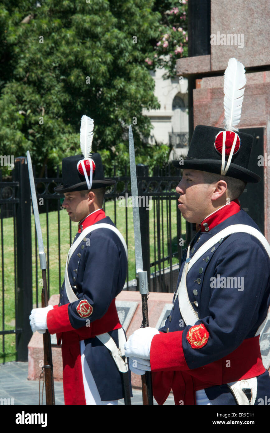 Deux gardes en uniforme Guerre des Malouines Memorial Plaza San Martin Argentine Buenos Aires Retiro Banque D'Images