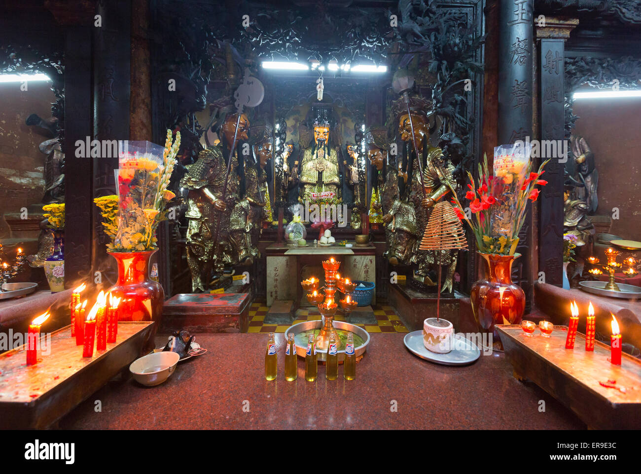 SAIGON (HO CHI MINH ville), VIETNAM - Janvier 2014 : offrande sacrificielle dans la pagode de Jade au Nouvel An lunaire Banque D'Images