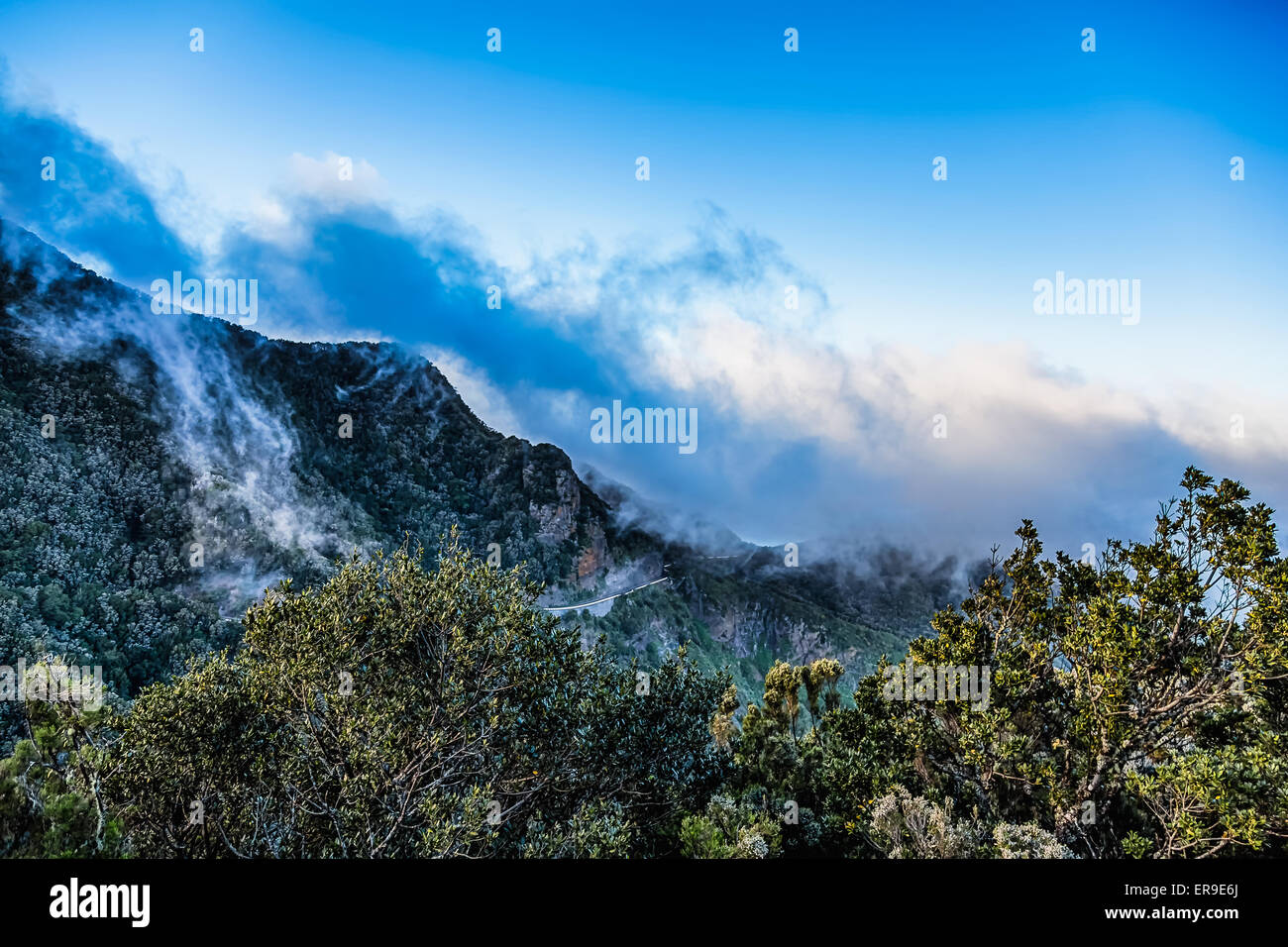 Montagnes avec nuages sur ciel bleu paysage dans l'île de Ténérife, Espagne Banque D'Images