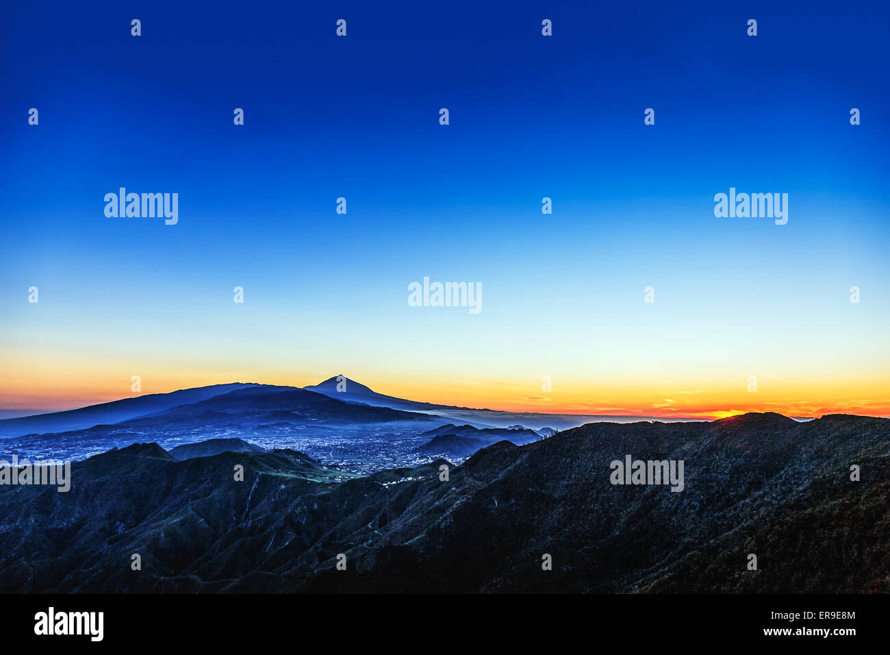 Coucher de soleil en montagne et ciel bleu avec haze et volcan Teide sur l'île de Ténérife, Espagne Banque D'Images