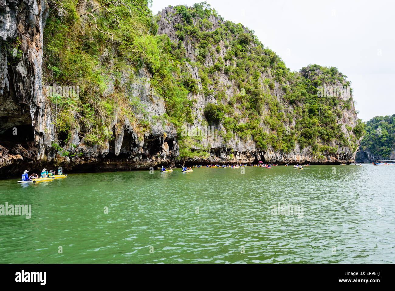 PHANG NGA, THAÏLANDE - 27 avril 2015 : les touristes sont satisfaits de l'île près de canoë sur la surface de la mer à la grotte de Tham Lod en ao Banque D'Images