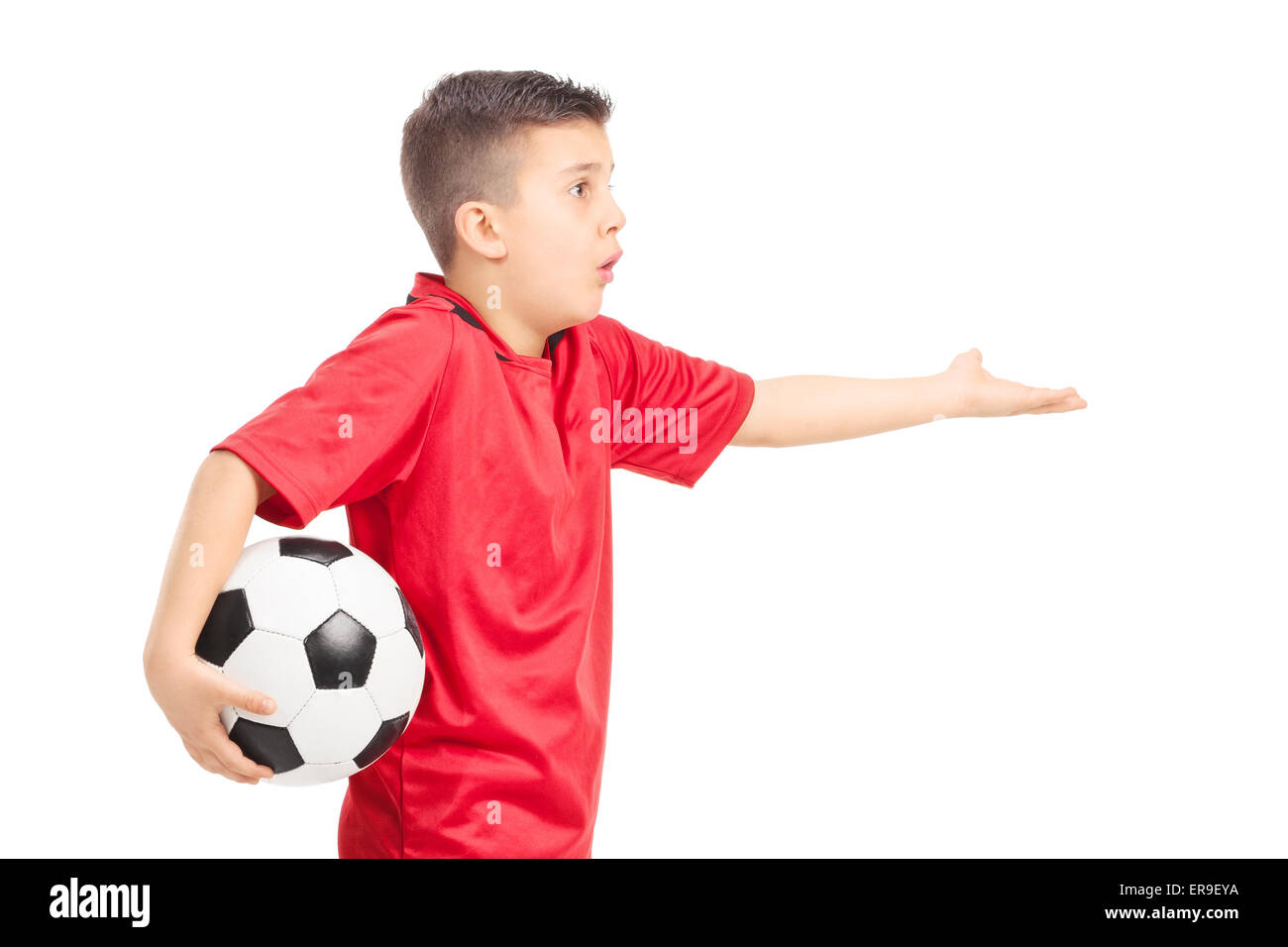 Un joueur de football junior gesturing mécontentement isolé sur fond blanc Banque D'Images