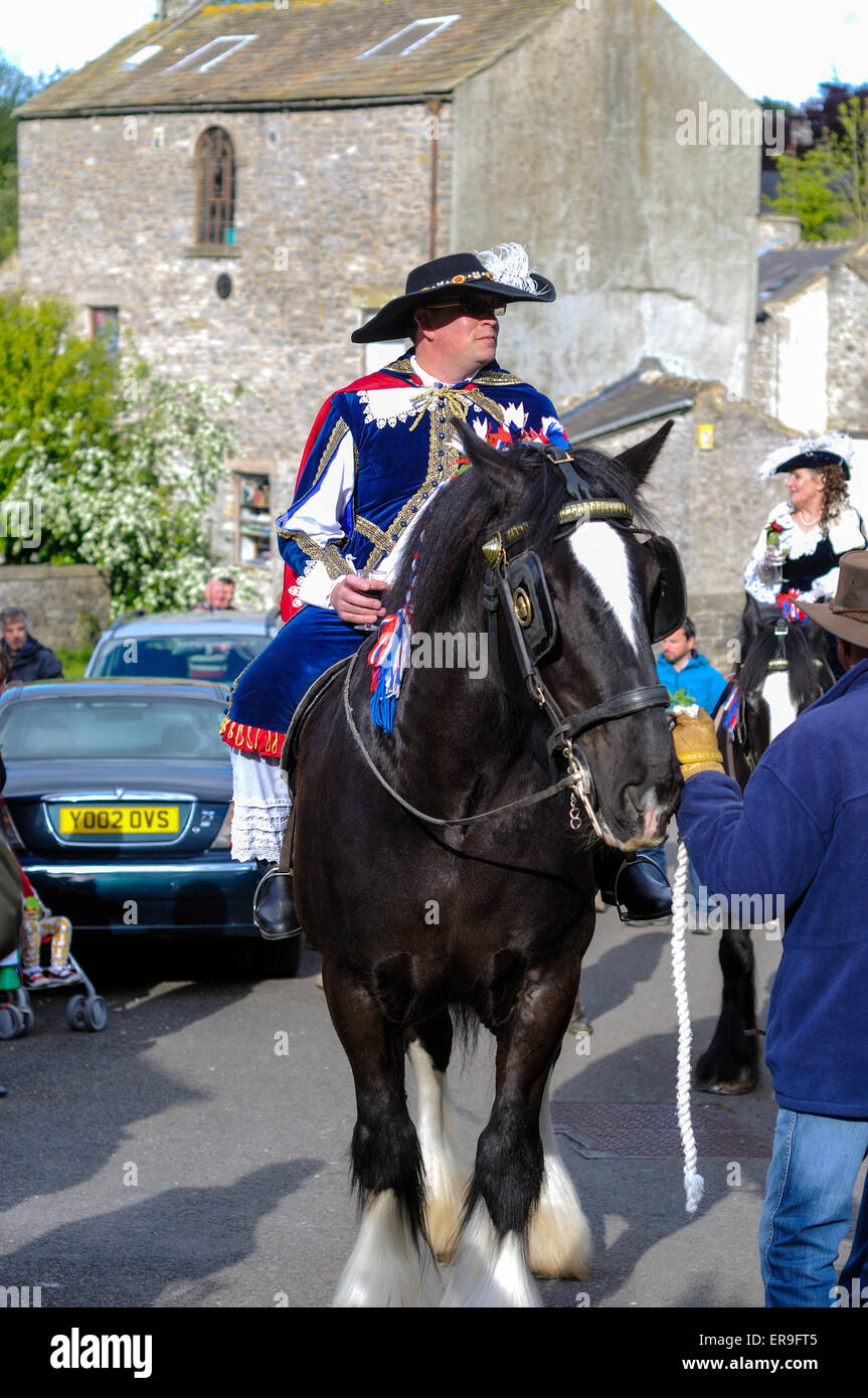 Castleton, Derbyshire, Royaume-Uni. 29 mai, 2015. Le roi et son consort Garland parade le village de crête élevée de Castleton sur Oak le jour de la pomme. Credit : IFIMAGE/Alamy Live News Banque D'Images