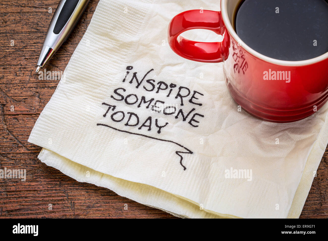 Inspirer quelqu'un aujourd'hui - l'écriture de motivation sur une serviette avec tasse de café Banque D'Images