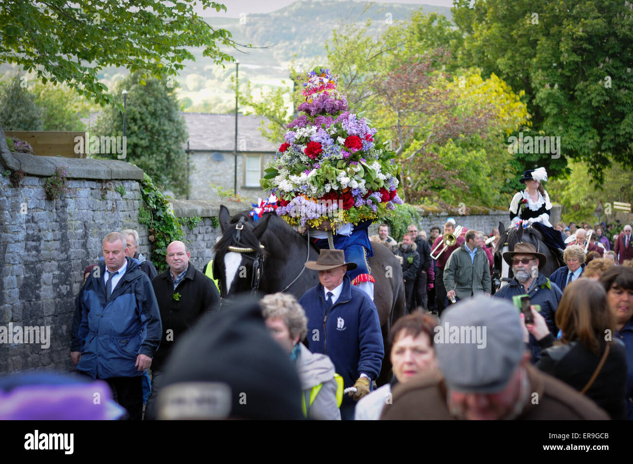 Castleton, Derbyshire, Royaume-Uni. 29 mai, 2015. Le roi et son consort Garland parade le village de crête élevée de Castleton sur Oak le jour de la pomme. Credit : IFIMAGE/Alamy Live News Banque D'Images