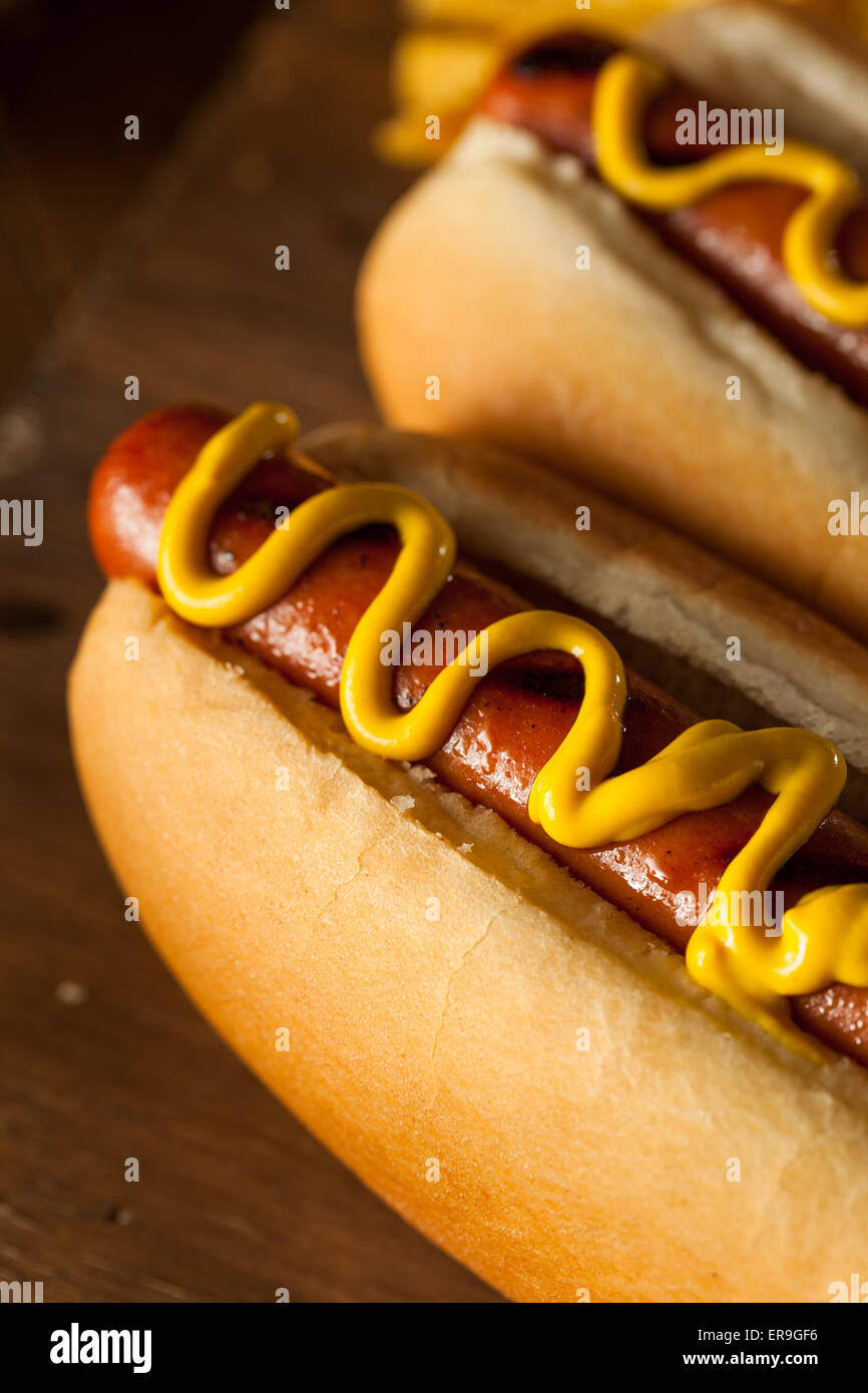Hot-dog grillé au barbecue avec la moutarde jaune Banque D'Images