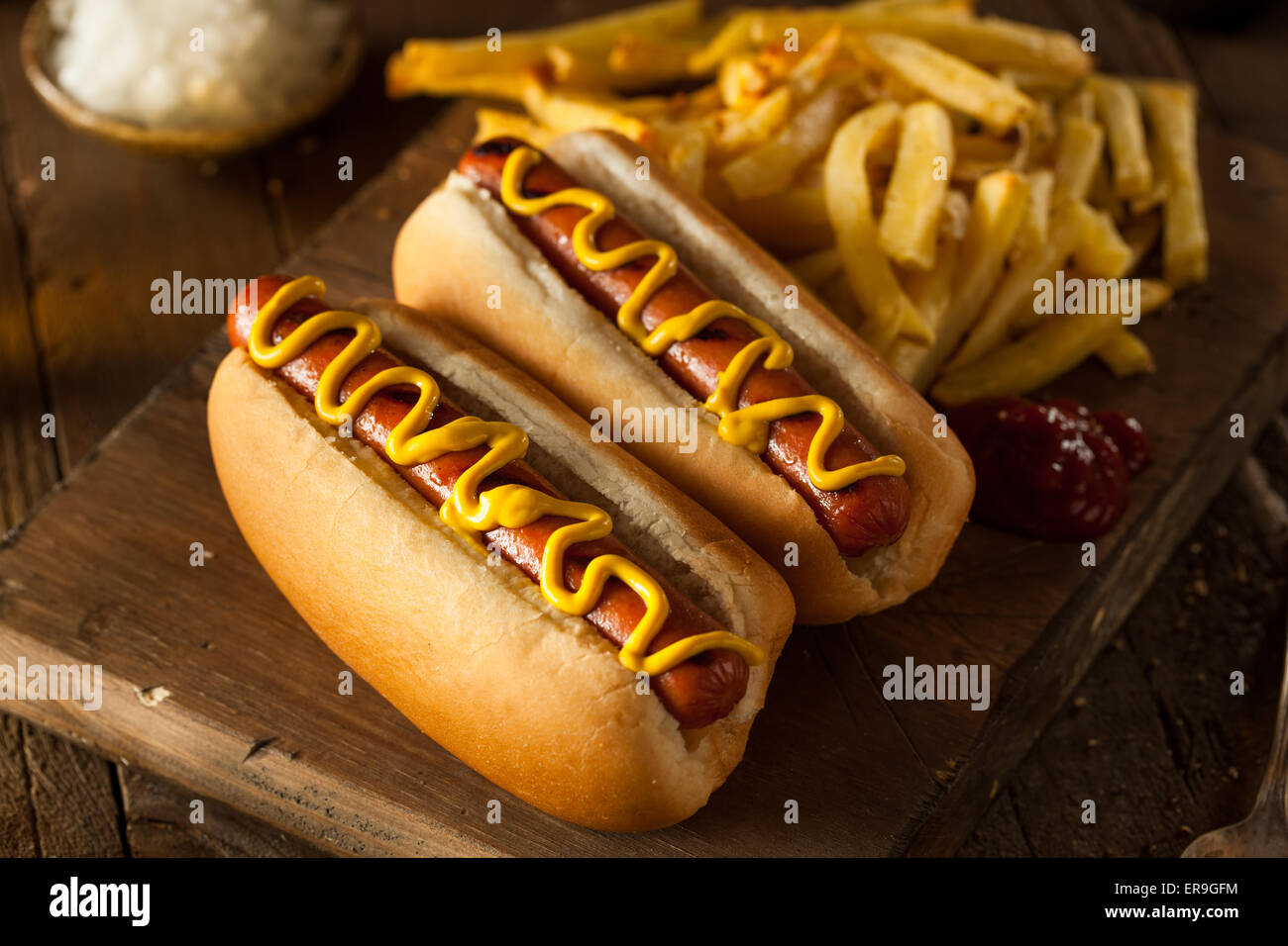 Hot-dog grillé au barbecue avec la moutarde jaune Banque D'Images