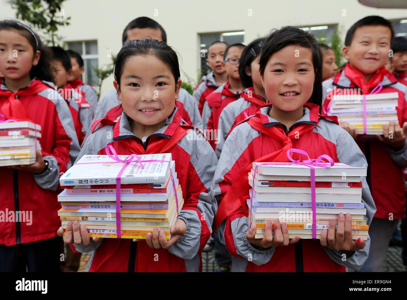 Lianyungang, Chine, province de Jiangsu. 29 mai, 2015. Les élèves de l'école primaire centrale Tashan recevoir de nouveaux livres à Xuzhou City, Jiangsu Province de Chine orientale, le 29 mai 2015. La Journée internationale de l'enfance va tomber sur le 1er juin. © Si Wei/Xinhua/Alamy Live News Banque D'Images