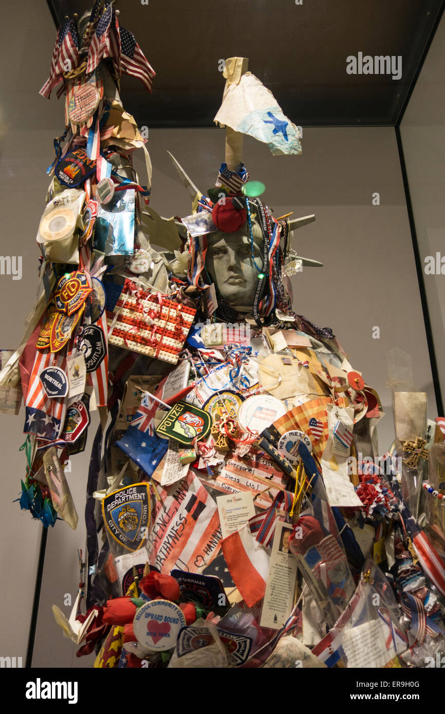 Statue de la liberté "Lady Liberty' art, assemblés à partir de marchandises/hommages . Musée Mémorial National du 11 septembre, NY Banque D'Images