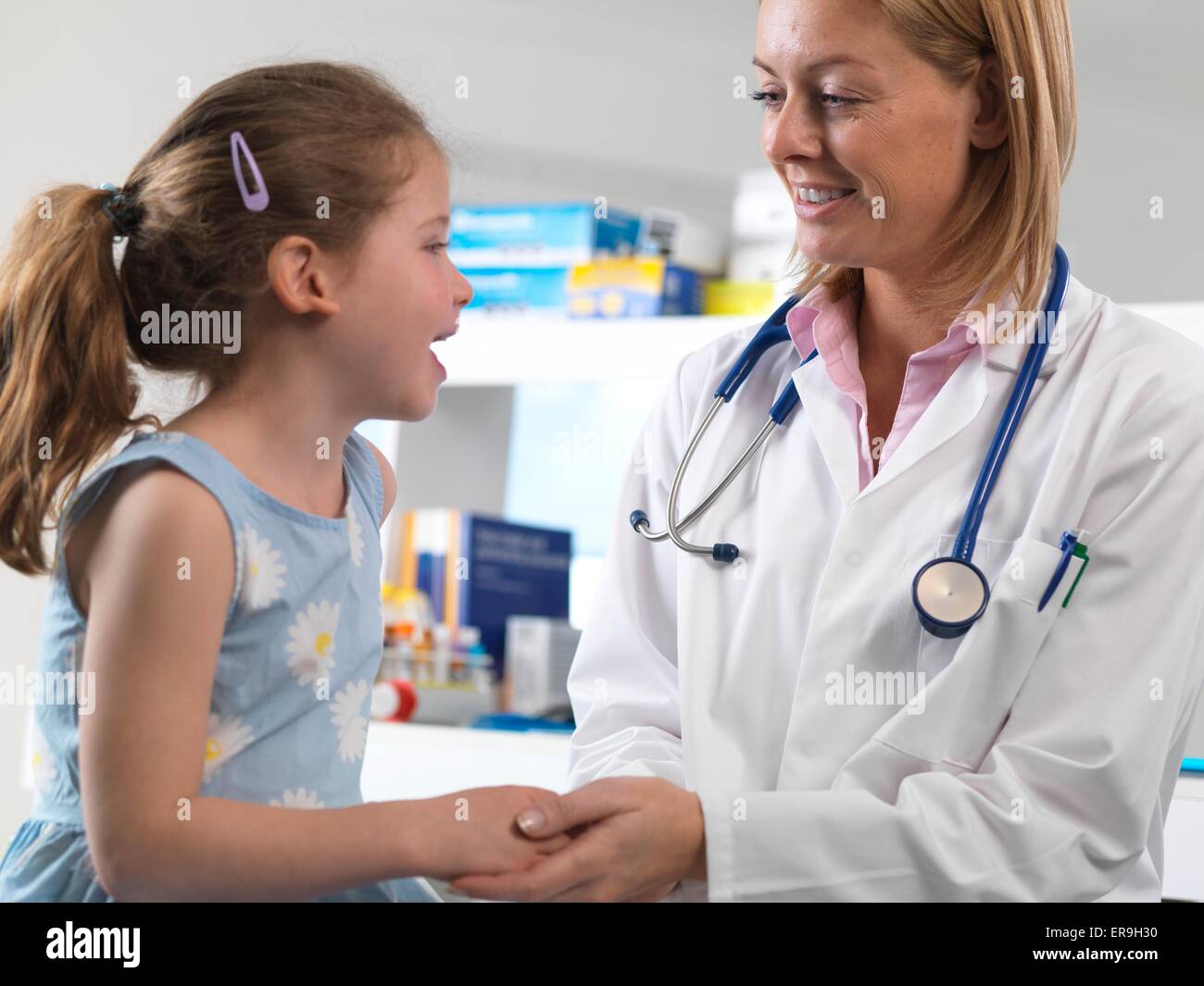 Parution de la propriété. Parution du modèle. Réconforter un médecin 5 ans, fille, dans une clinique. Banque D'Images