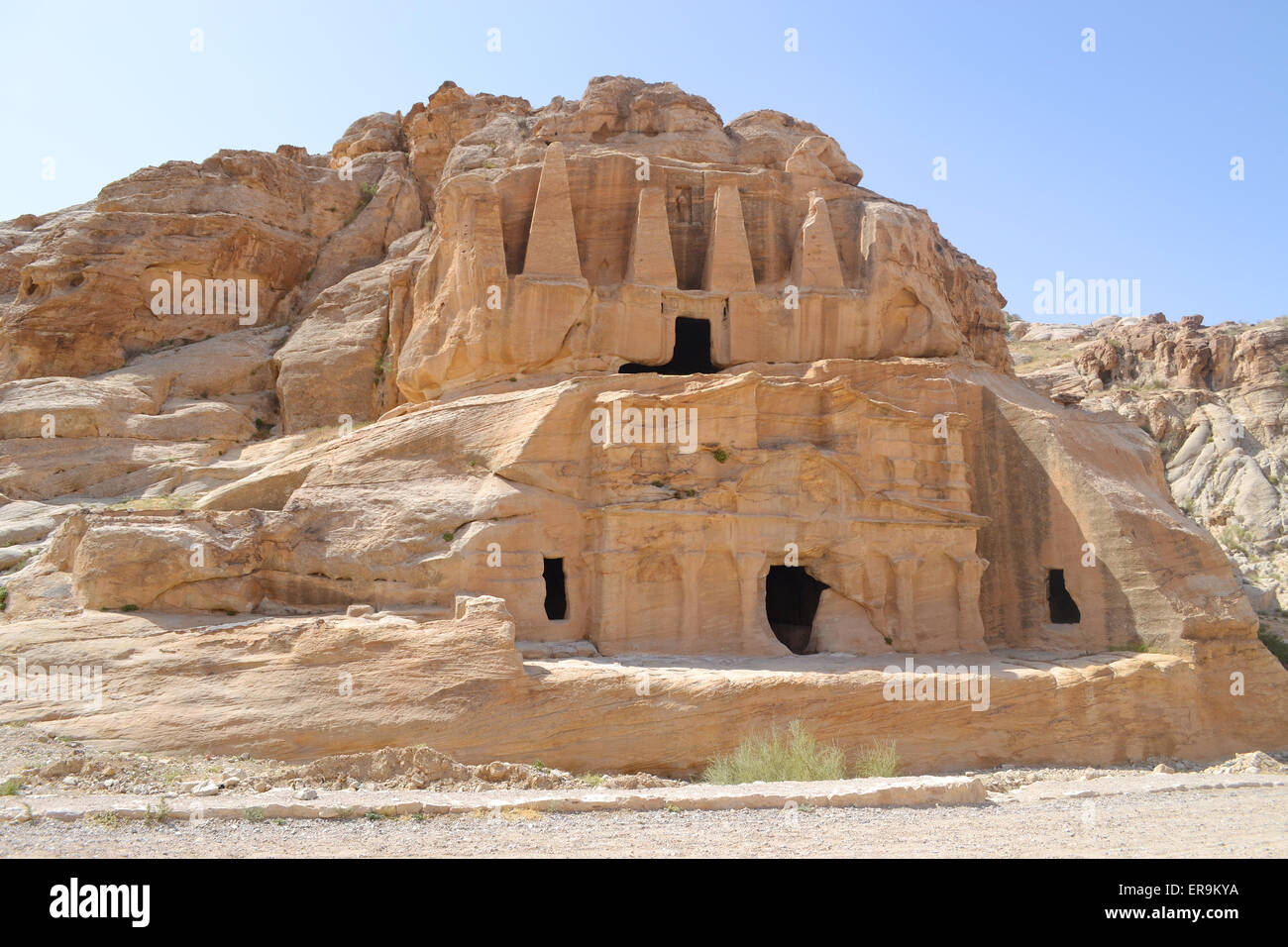 Grottes nabatéennes & sculptures sur le chemin de la ville antique de Petra. Banque D'Images