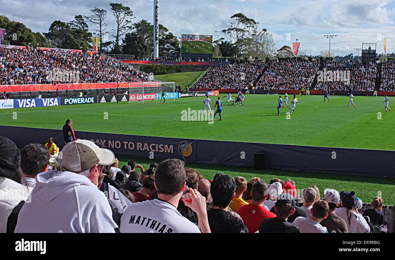 Auckland, Nouvelle-Zélande. 30 mai, 2015. Football Soccer fans regarder la FIFA 2015 Coupe du Monde U-20 Groupe d'ouverture d'un jeu entre la Nouvelle-Zélande et l'Ukraine dans la région de North Harbour Stadium, Auckland, Nouvelle-Zélande, le samedi 30 mai 2015. Credit : Aloysius Patrimonio/Alamy Live News Banque D'Images