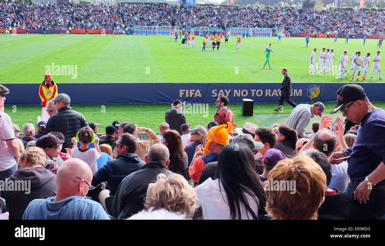 Auckland, Nouvelle-Zélande. 30 mai, 2015. Football Soccer fans regarder la FIFA 2015 Coupe du Monde U-20 Groupe d'ouverture d'un jeu entre la Nouvelle-Zélande et l'Ukraine dans la région de North Harbour Stadium, Auckland, Nouvelle-Zélande, le samedi 30 mai 2015. Credit : Aloysius Patrimonio/Alamy Live News Banque D'Images