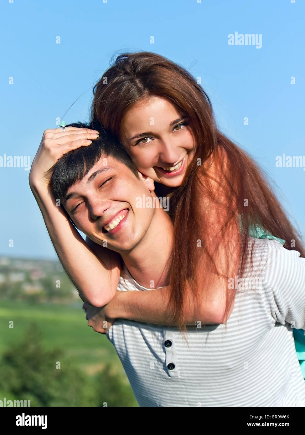 Jeune garçon et une fille s'amusant à l'été en plein air Banque D'Images