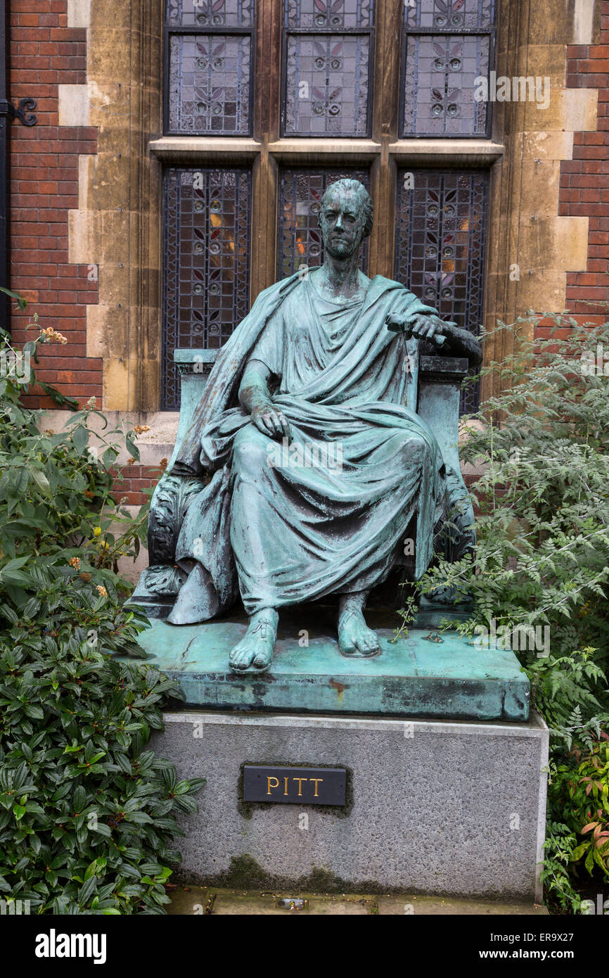 Royaume-uni, Angleterre, Cambridge. Pembroke College. Statue de William Pitt le Jeune. Banque D'Images