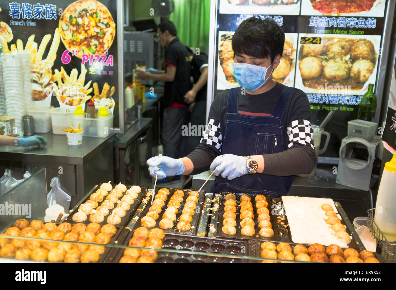 Dh Food Food stall fast-food chinois de HONG KONG L'homme avec masque d'hygiène Banque D'Images