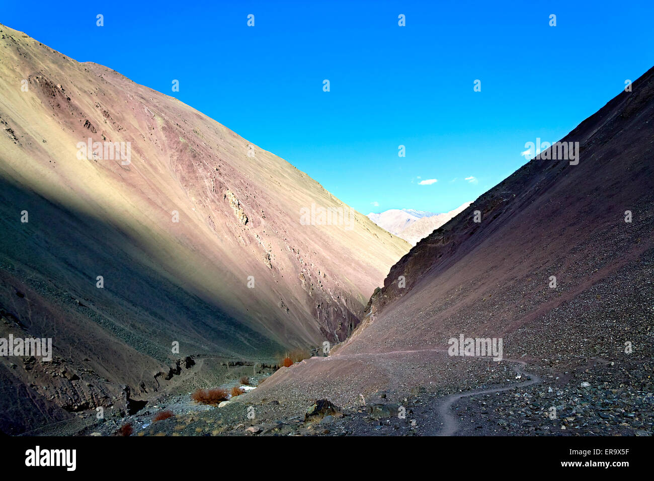 Dans les gorges de la montagne, éclairé par le soleil Banque D'Images