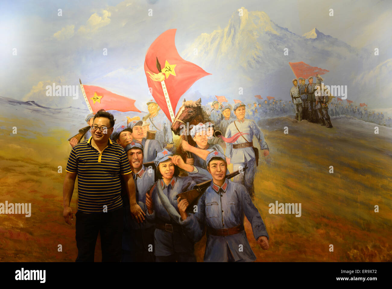 Au Sichuan, en Chine. 29 mai, 2015. Un homme pose pour la photographie à la cérémonie d'ouverture d'une longue marche de l'Armée Rouge Museum de Luding county, province du Sichuan, sud-ouest de la Chine le 30 mai 2015. Credit : Panda Eye/Alamy Live News Banque D'Images