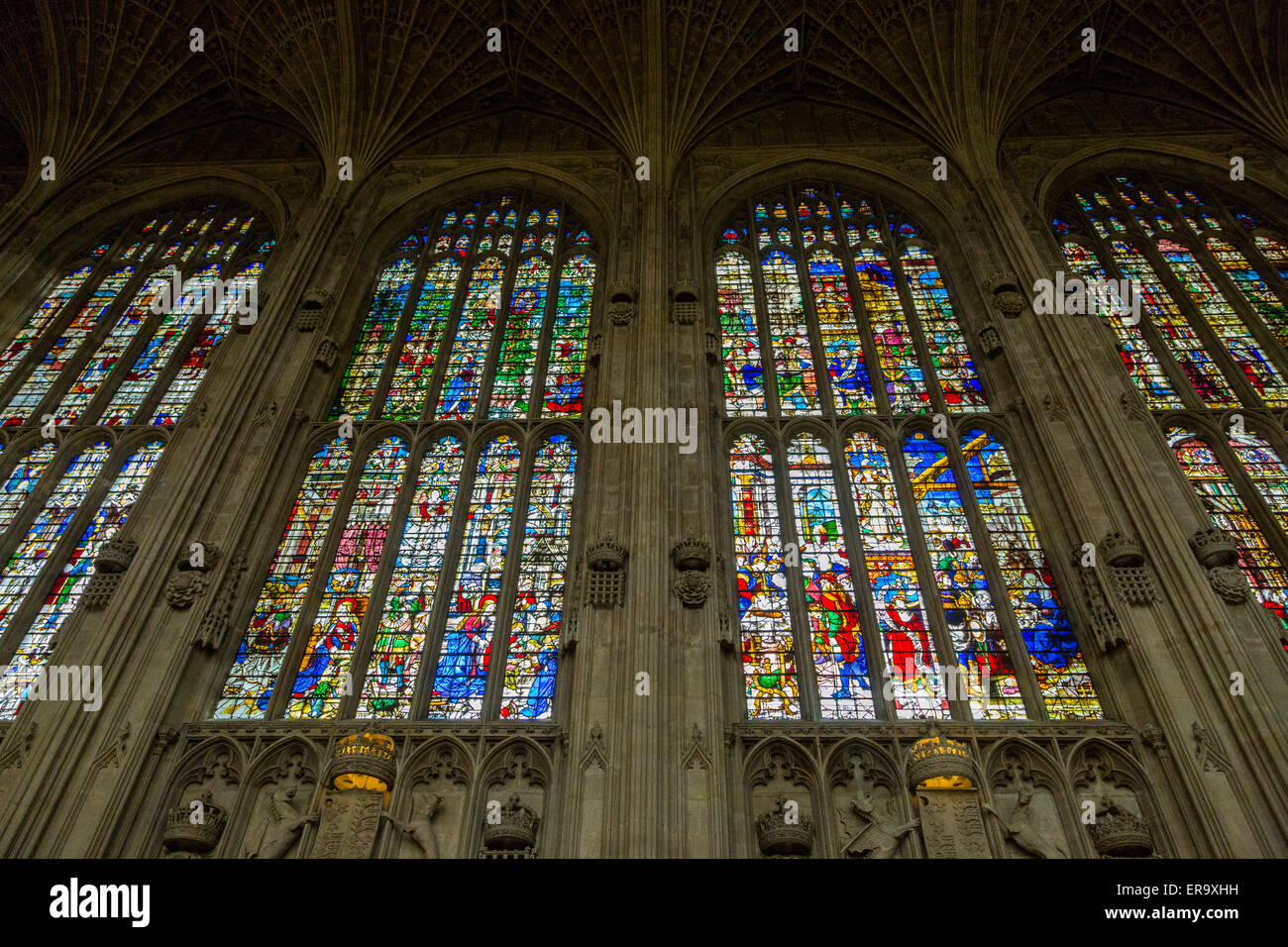 Royaume-uni, Angleterre, Cambridge. King's College Chapel, vitraux au-dessus des symboles de lignée royale. Banque D'Images