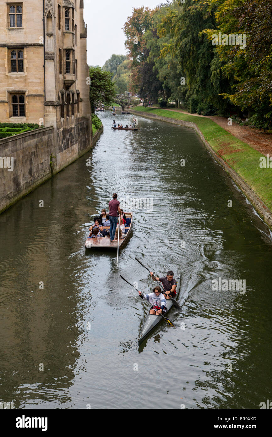 Royaume-uni, Angleterre, Cambridge. Promenades en barque sur la rivière Cam. Banque D'Images