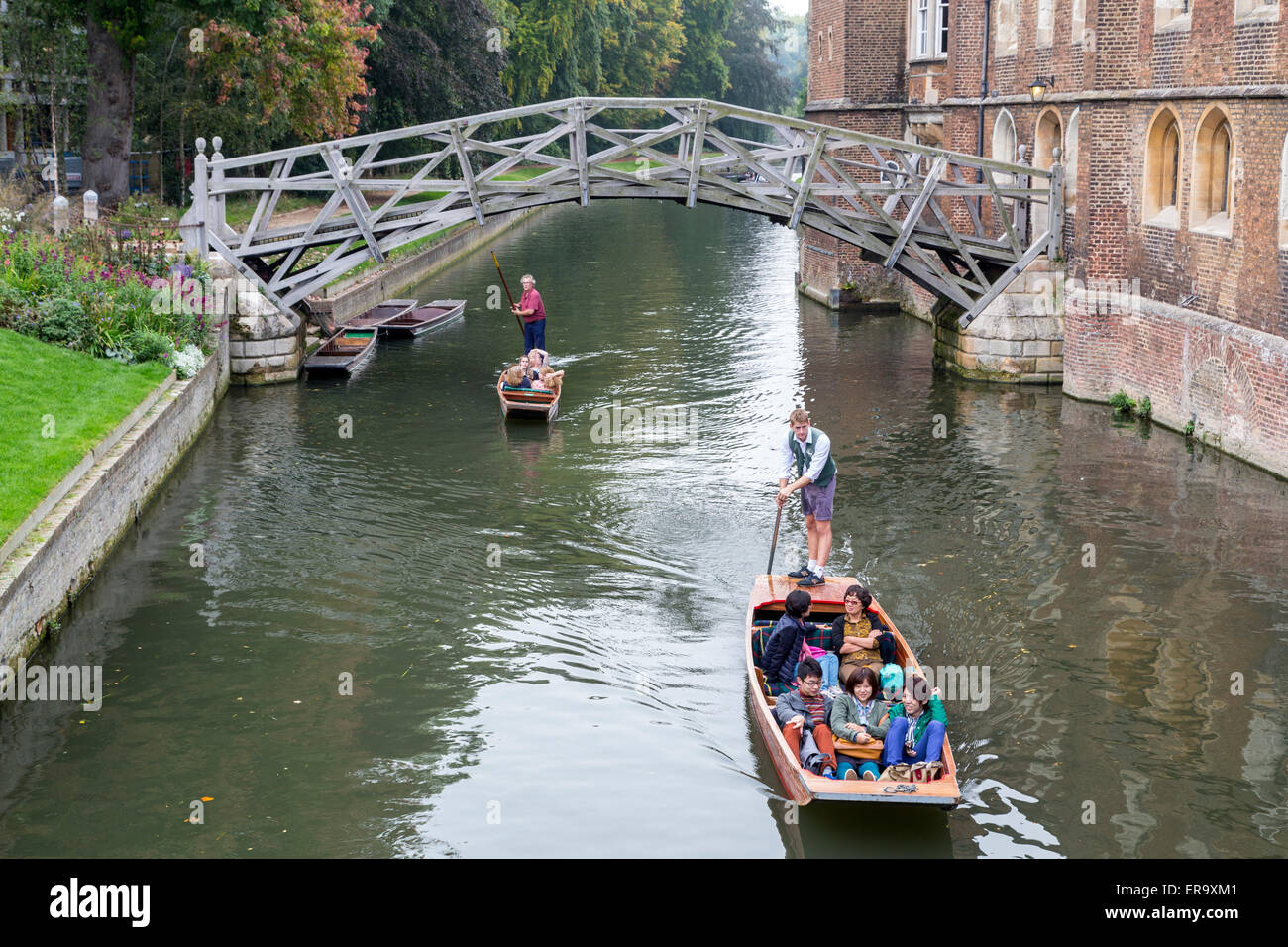 Royaume-uni, Angleterre, Cambridge. Les visiteurs asiatiques dans un Punt sur la rivière Cam par le pont mathématique, Queen's College. Banque D'Images