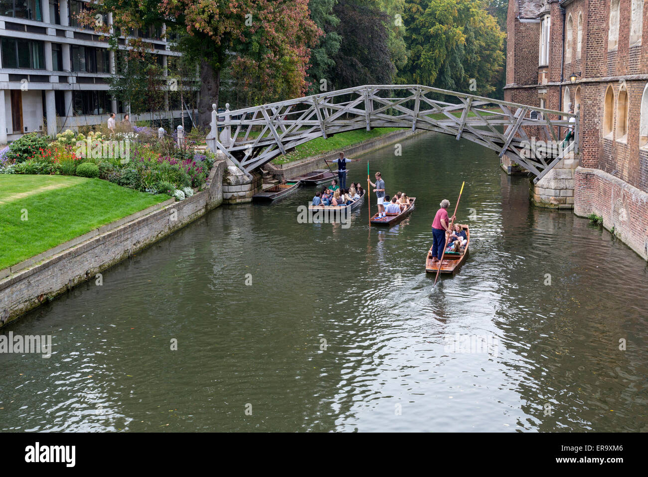 Royaume-uni, Angleterre, Cambridge. Promenades en barque sur la rivière Cam par le pont mathématique, la connexion de nouveaux et anciens des portions de Queen's College Banque D'Images