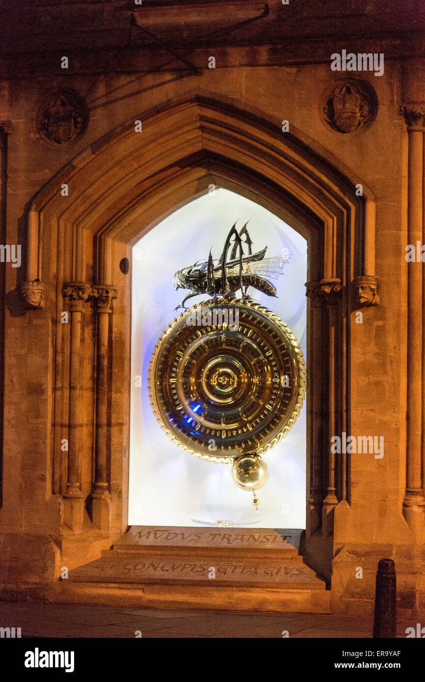 Royaume-uni, Angleterre, Cambridge. Réveil Corpus, Corpus Christi College, l'éclairage nocturne. 'Chronophage' en haut, "mangeur de temps.' Banque D'Images