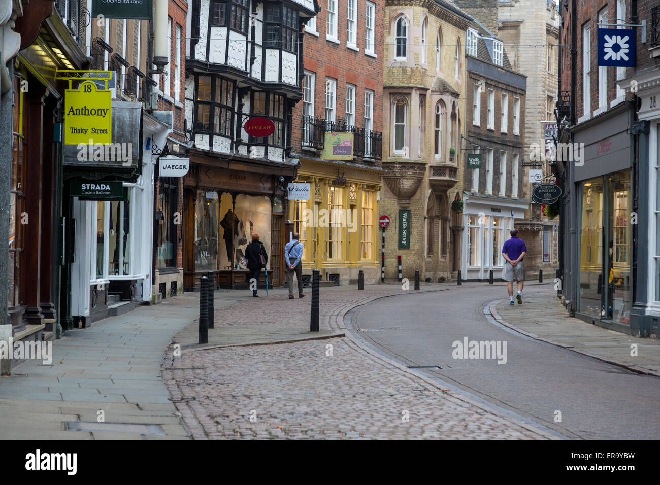 Royaume-uni, Angleterre, Cambridge. King's Parade Scène de rue, tôt le matin. Banque D'Images