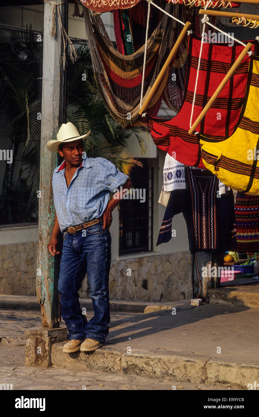 Le Honduras, Copan. En attente de l'homme en face de magasin de vente de hamacs. Banque D'Images