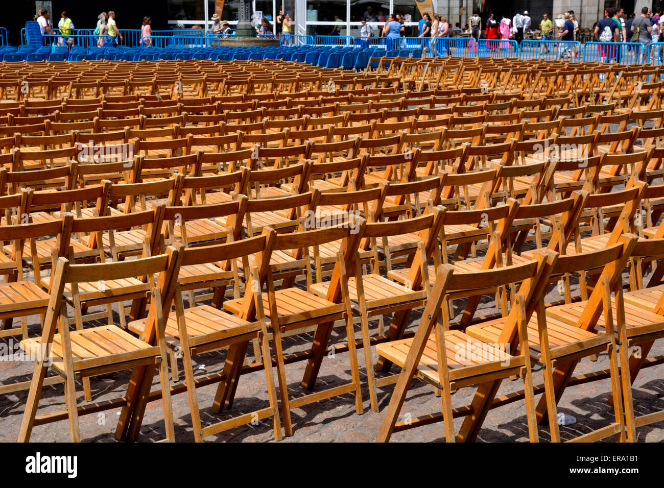 Des rangées de chaises en bois vide Banque D'Images