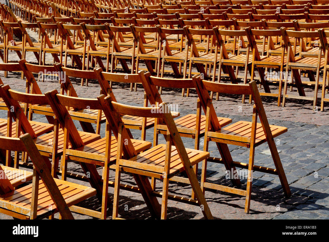 Des rangées de chaises en bois vide Banque D'Images