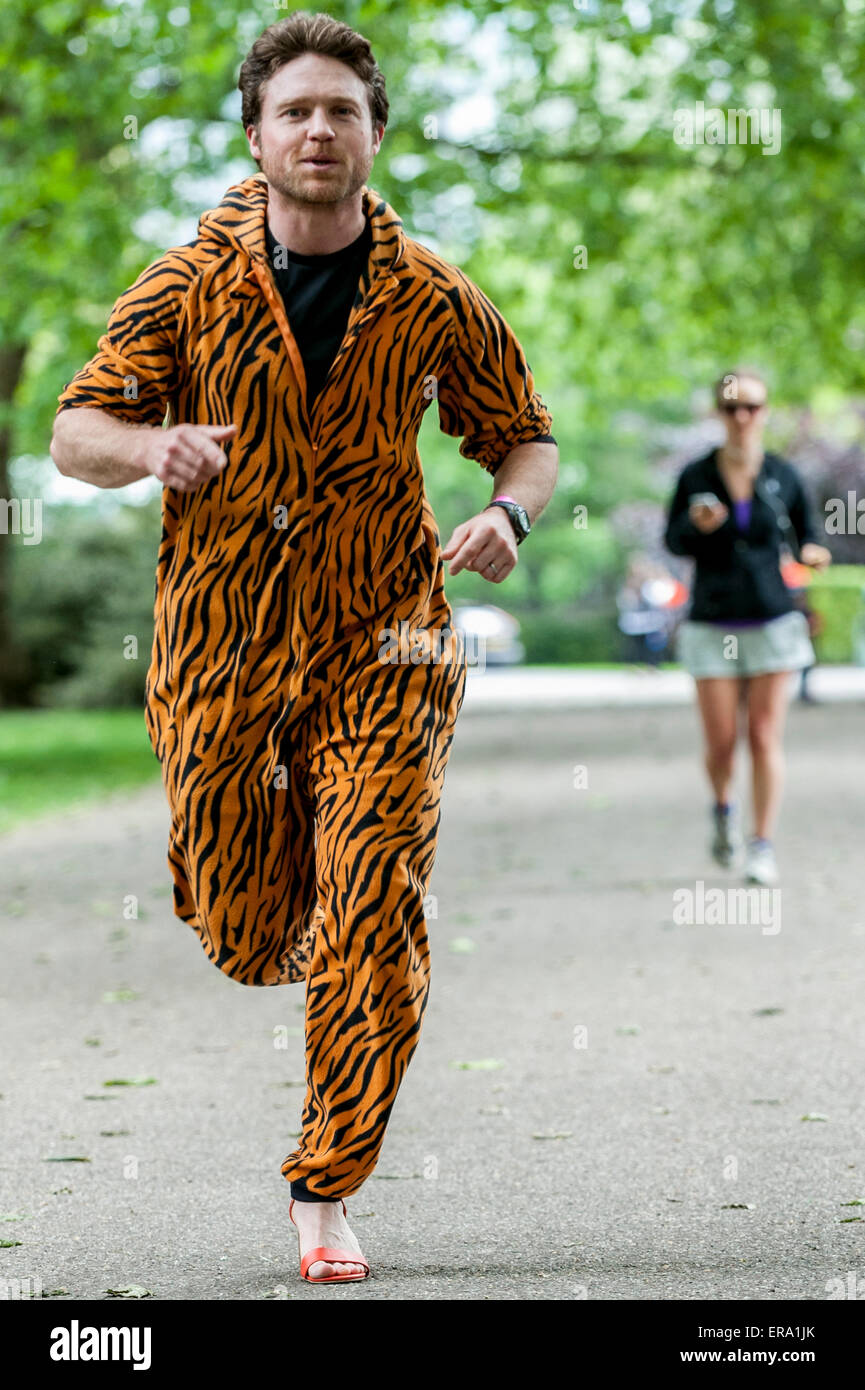 Londres, Royaume-Uni. 30 mai 2015. Un coureur au cours de l'espoir dans la course de bienfaisance talons dans Battersea Park, où les participants doivent porter des chaussures à talons hauts de course. L'événement a eu lieu au profit de l'organisme de bienfaisance HopeHIV, qui soutient les enfants en Afrique sub-saharienne qui sont devenus orphelins ou affectés par le VIH/SIDA. Crédit : Stephen Chung / Alamy Live News Banque D'Images