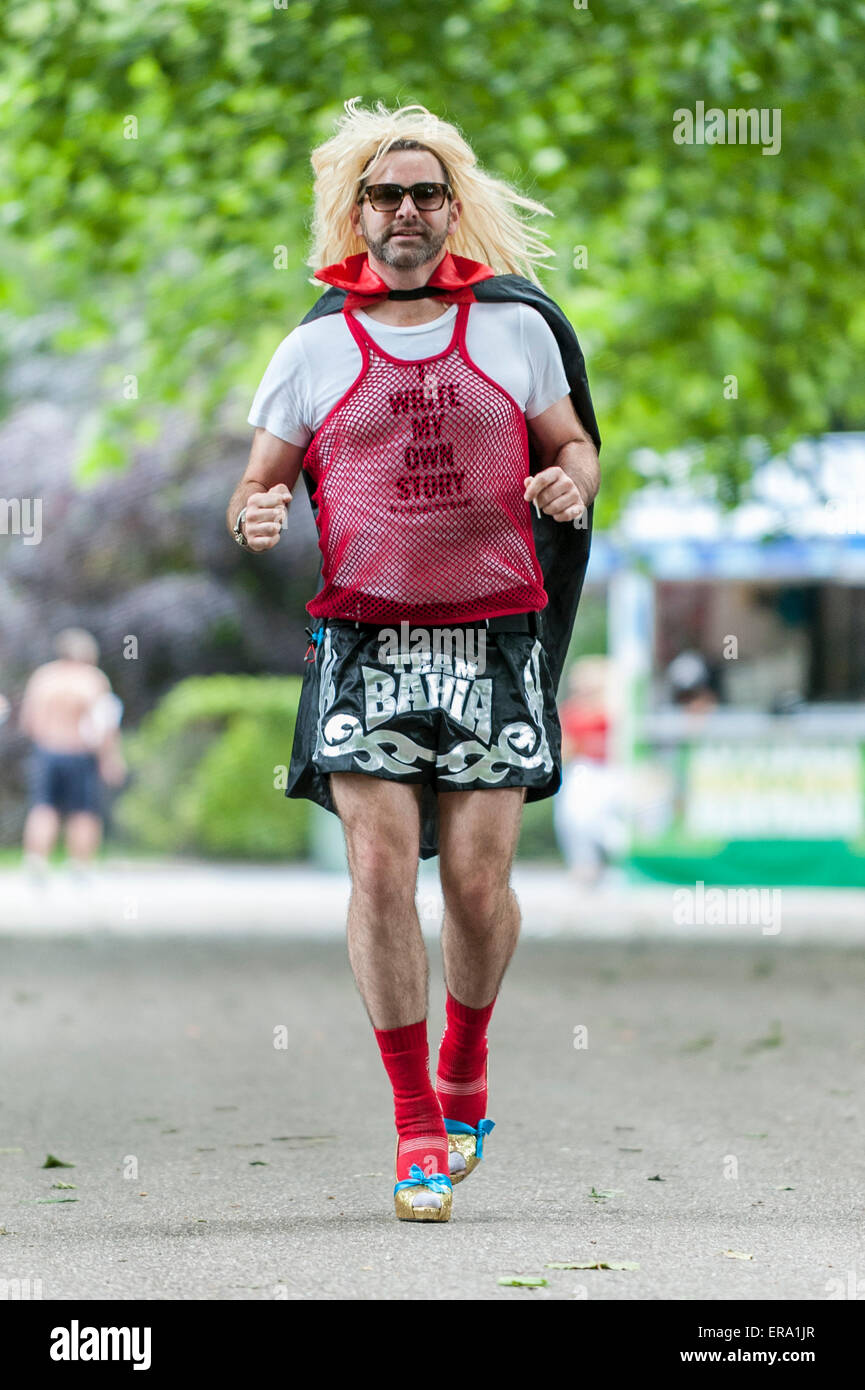 Londres, Royaume-Uni. 30 mai 2015. Un coureur au cours de l'espoir dans la course de bienfaisance talons dans Battersea Park, où les participants doivent porter des chaussures à talons hauts de course. L'événement a eu lieu au profit de l'organisme de bienfaisance HopeHIV, qui soutient les enfants en Afrique sub-saharienne qui sont devenus orphelins ou affectés par le VIH/SIDA. Crédit : Stephen Chung / Alamy Live News Banque D'Images