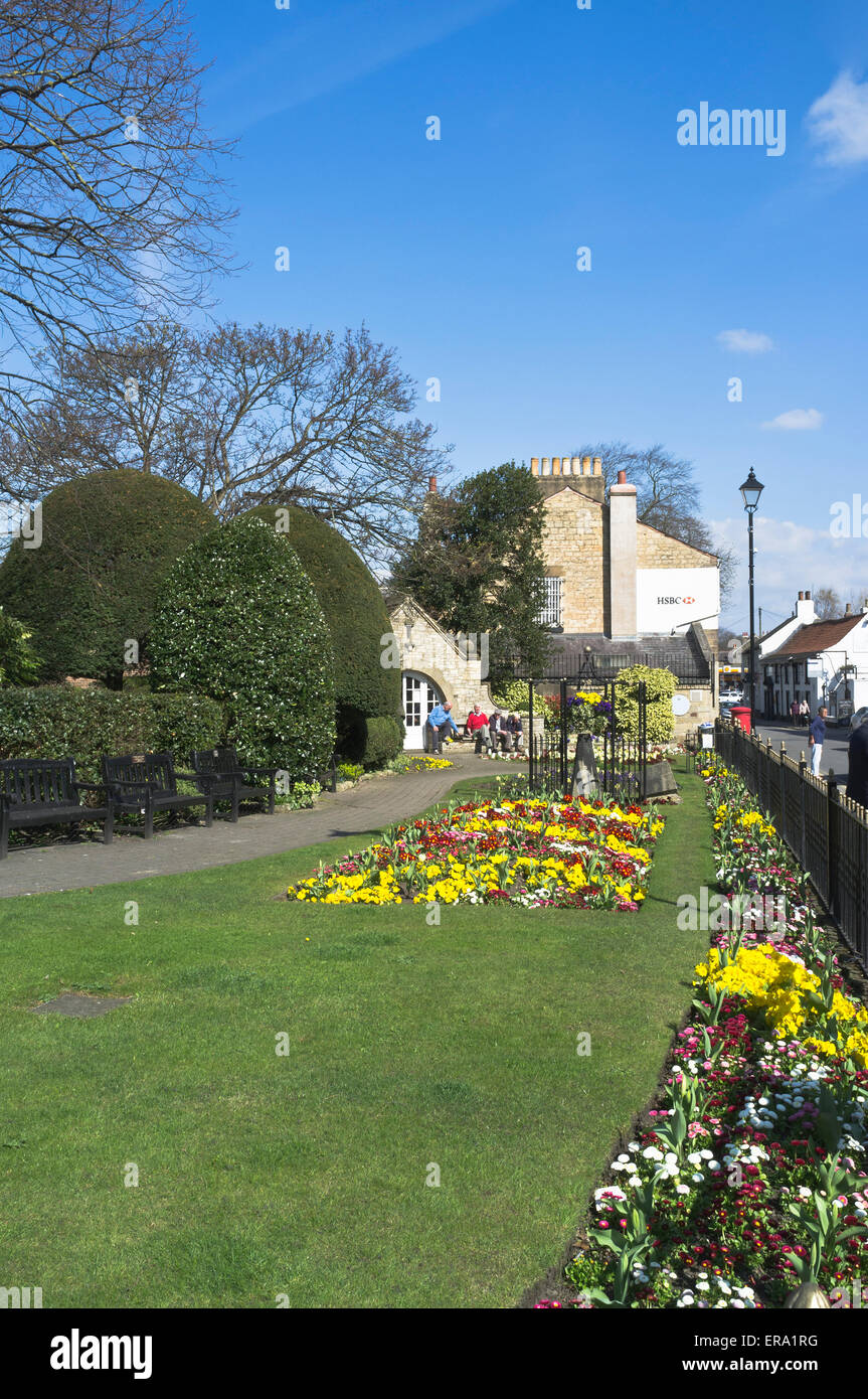 dh Wetherby Town Gardens WETHERBY WEST YORKSHIRE Flower beds display Park uk Spring Garden Banque D'Images