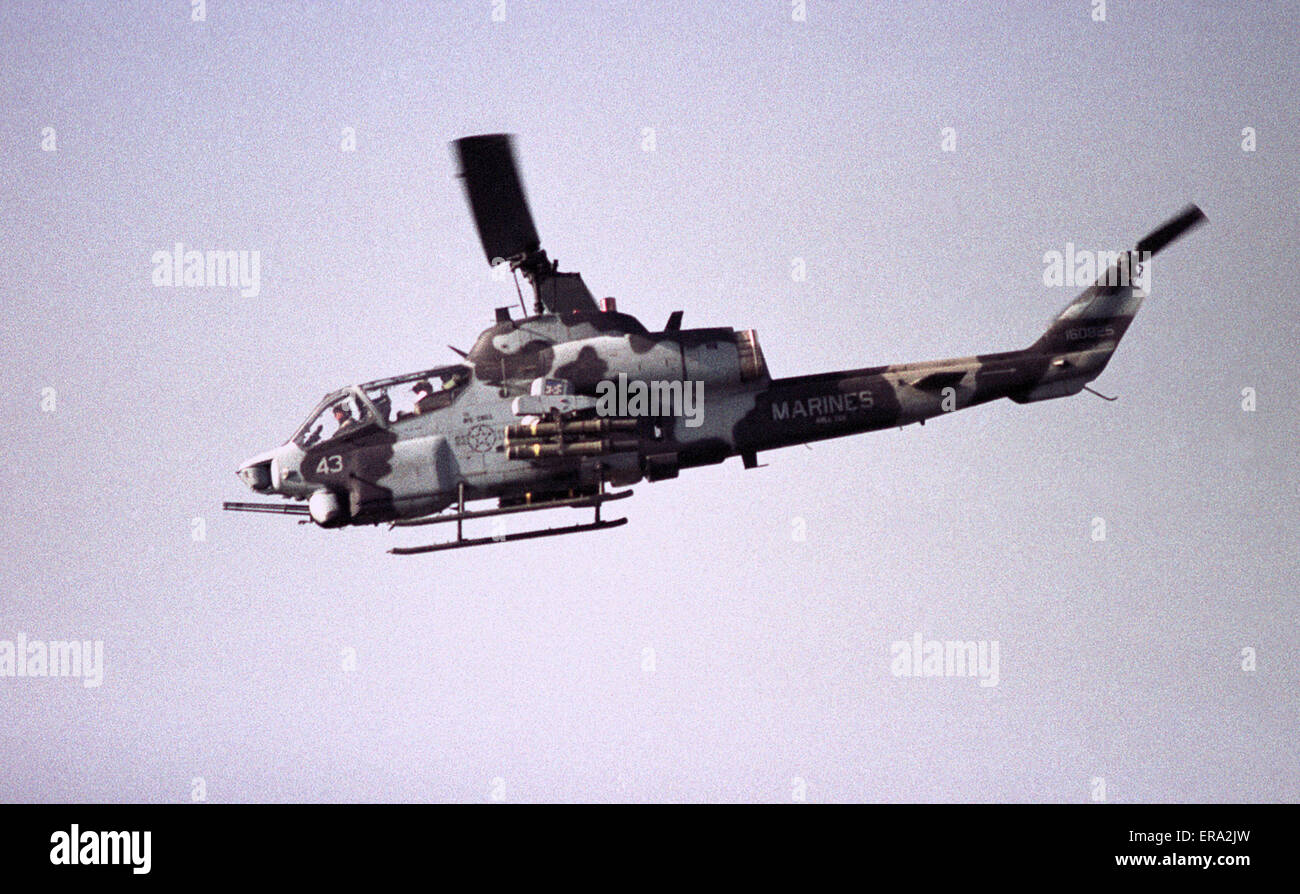 1 mars 1991 un hélicoptère d'attaque Super Cobra de l'United States Marine corps Bell AH-1 W survole la ville de Koweït. Banque D'Images