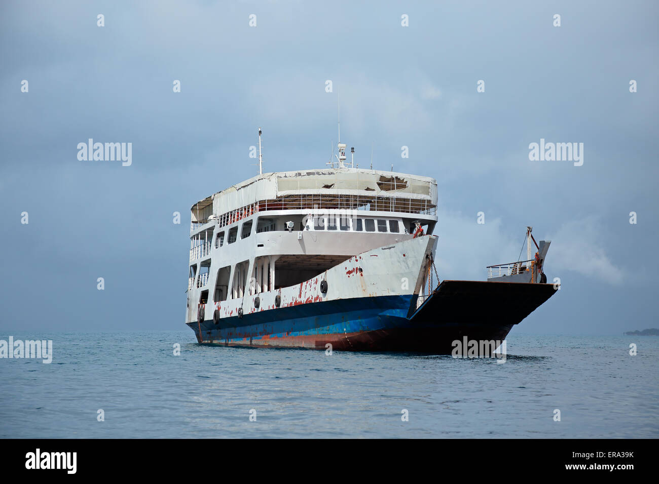 Un vieux bateau sur l'eau et des nuages, l'île de Zanzibar Banque D'Images