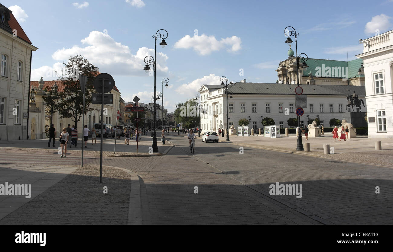 Vue sur le ciel bleu de la rue Krakowskie Przedmiescie à Ossolinskich au palais présidentiel et statue Prince Jozef Poniatowski, Varsovie Banque D'Images