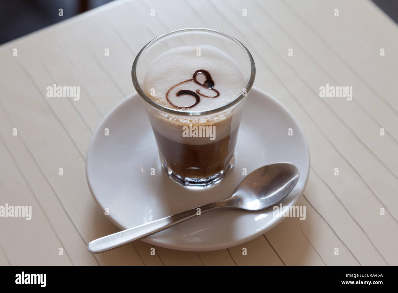 Du café italien traditionnel et artistique avec du lait et de la décoration Banque D'Images