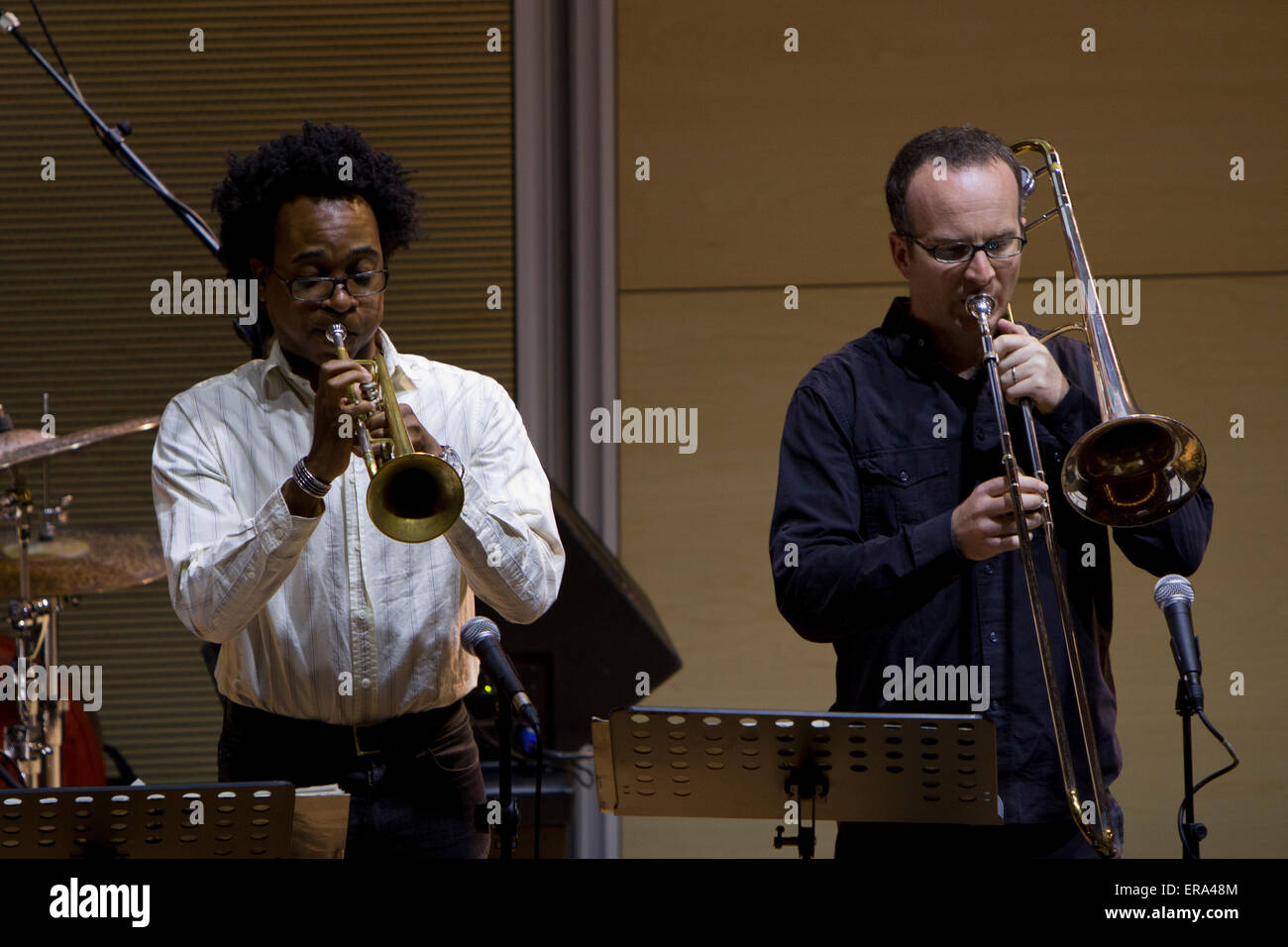 Turin, Italie, le 30 mai 2015. Le trompettiste Jonathan Finlayson (à gauche) et le tromboniste Tim Albright (droite) effectuer lors d'un concert de Steve Lehman Octet pendant Torino Jazz Festival Banque D'Images