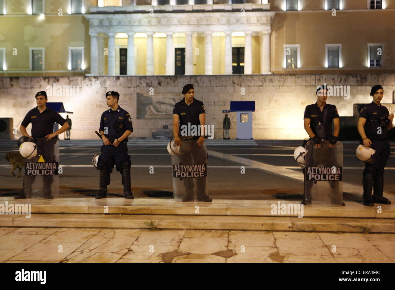 Athènes, Grèce. 29 mai, 2015. Les agents de la police anti-émeute, rester en ligne, la prévention de la Golden Dawn de protestation pour aller plus loin vers la tombe du Soldat inconnu. Parti de droite Aube dorée a tenu un rassemblement à Athènes, se souvenant de la chute de Constantinople et la mort du dernier empereur byzantin Constantin XI Paléologue en 1453. Son état de légende qu'il va reconquérir Constantinople pour le christianisme. © Michael Debets/Pacific Press/Alamy Live News Banque D'Images