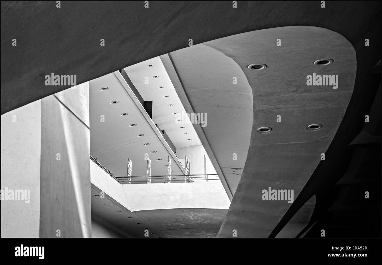 Courbes Swooping et l'interaction de la lumière et l'ombre à l'intérieur du musée des sciences Principe Felipe, Valence Banque D'Images