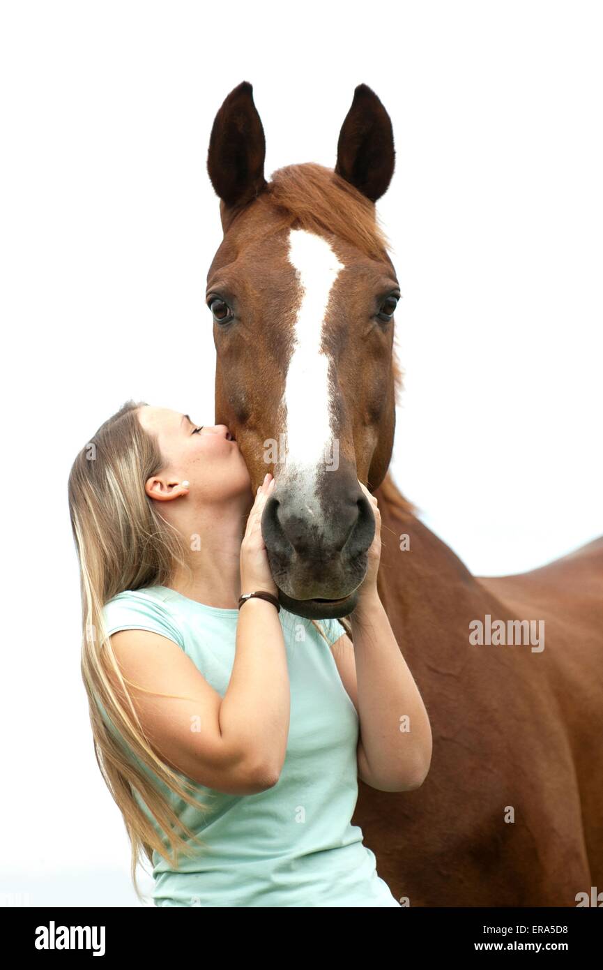 Femme baiser par un cheval Banque de photographies et d’images à haute résolution Alamy Femme baiser par un cheval Banque de photographies et d’images à haute résolution Alamy