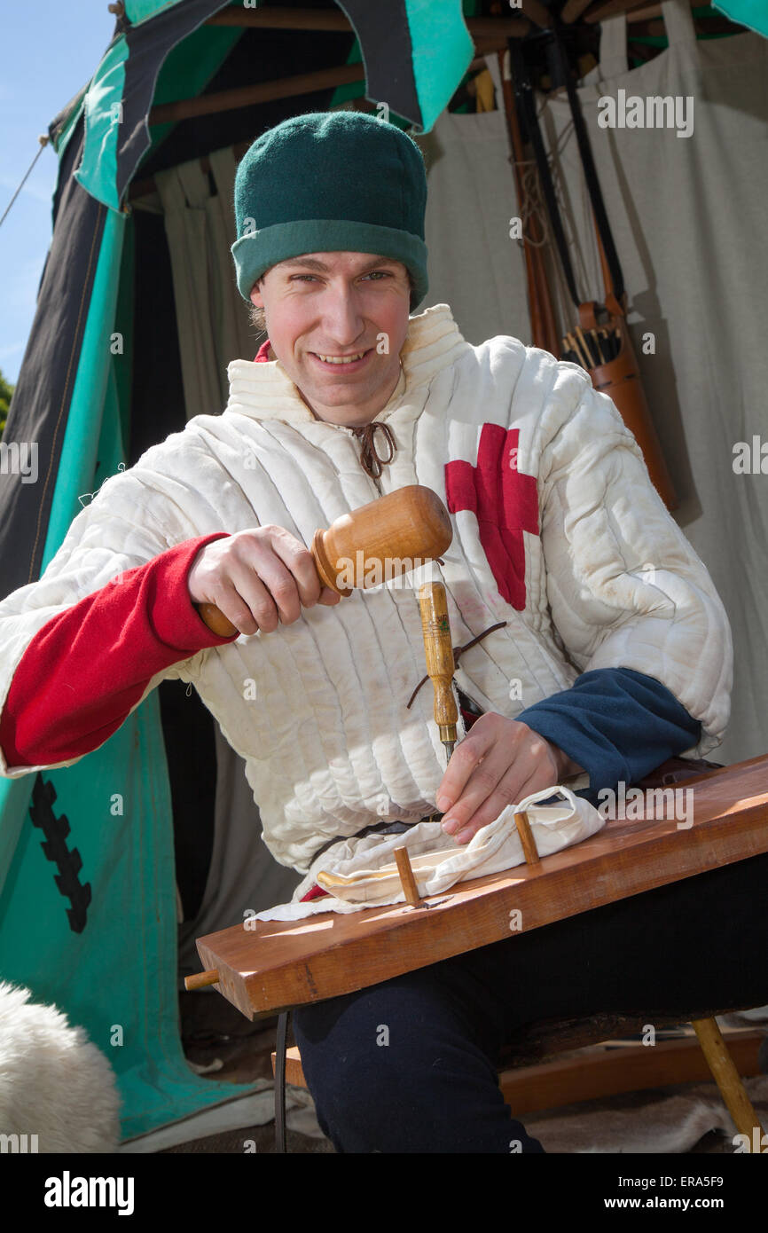 Hoghton, Lancashire, Royaume-Uni. 30 mai, 2015. Robert Davies, 22 ans, de Chester à la guerre des Deux-Roses re-enactment par Sir John Saviles ménage et groupe du 15e siècle. Hoghton Tower Preston transformée avec living history affiche d'artisans, de soldats et de la vie quotidienne de l'époque d'Elizabeth Woodville (la Reine Blanche) et Richard III, connu sous le nom de cousins, la guerre ou la guerre des roses a été la lutte dynastique entre les ménages de royal york et Lancaster qui revendiquent tous deux leur droit à l'état de leurs liens avec l'usurpa Édouard III. Credit : Mar Photographics/Alamy Live News Banque D'Images