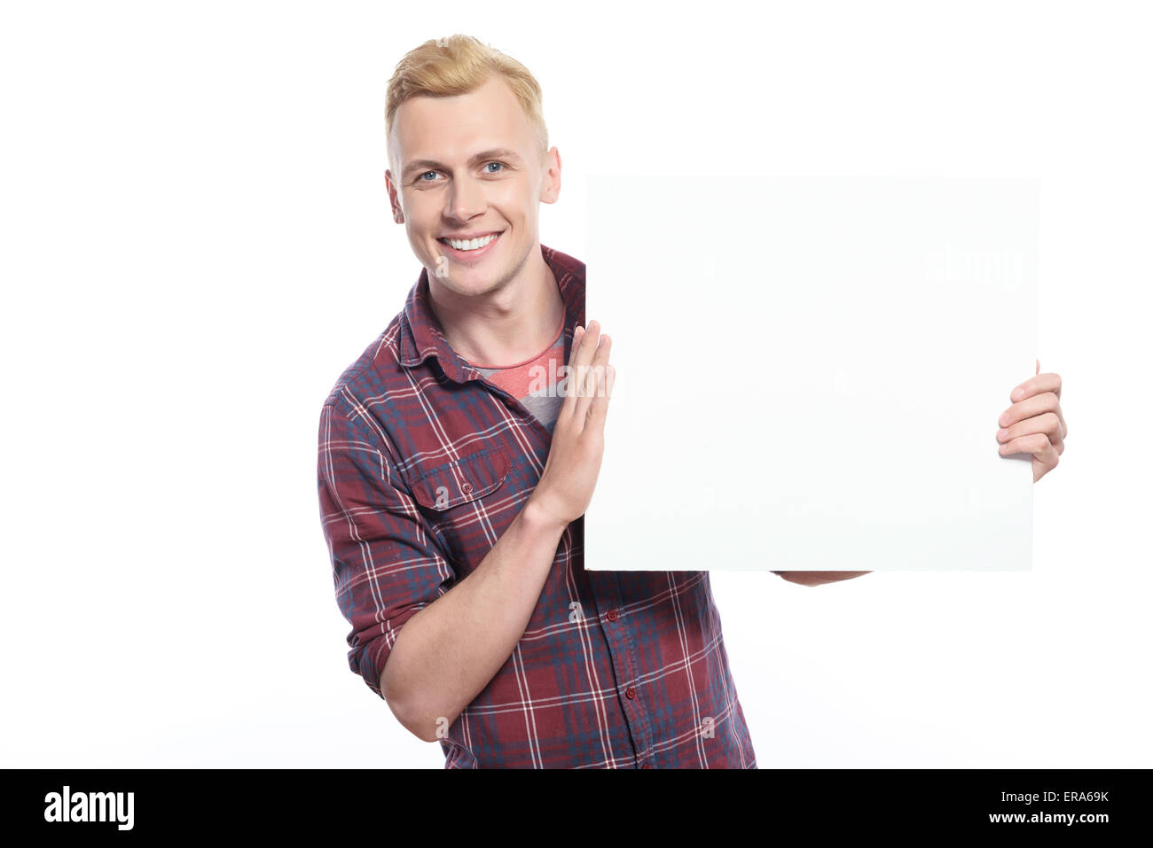 Smiling young man holding feuille de papier blanc Banque D'Images